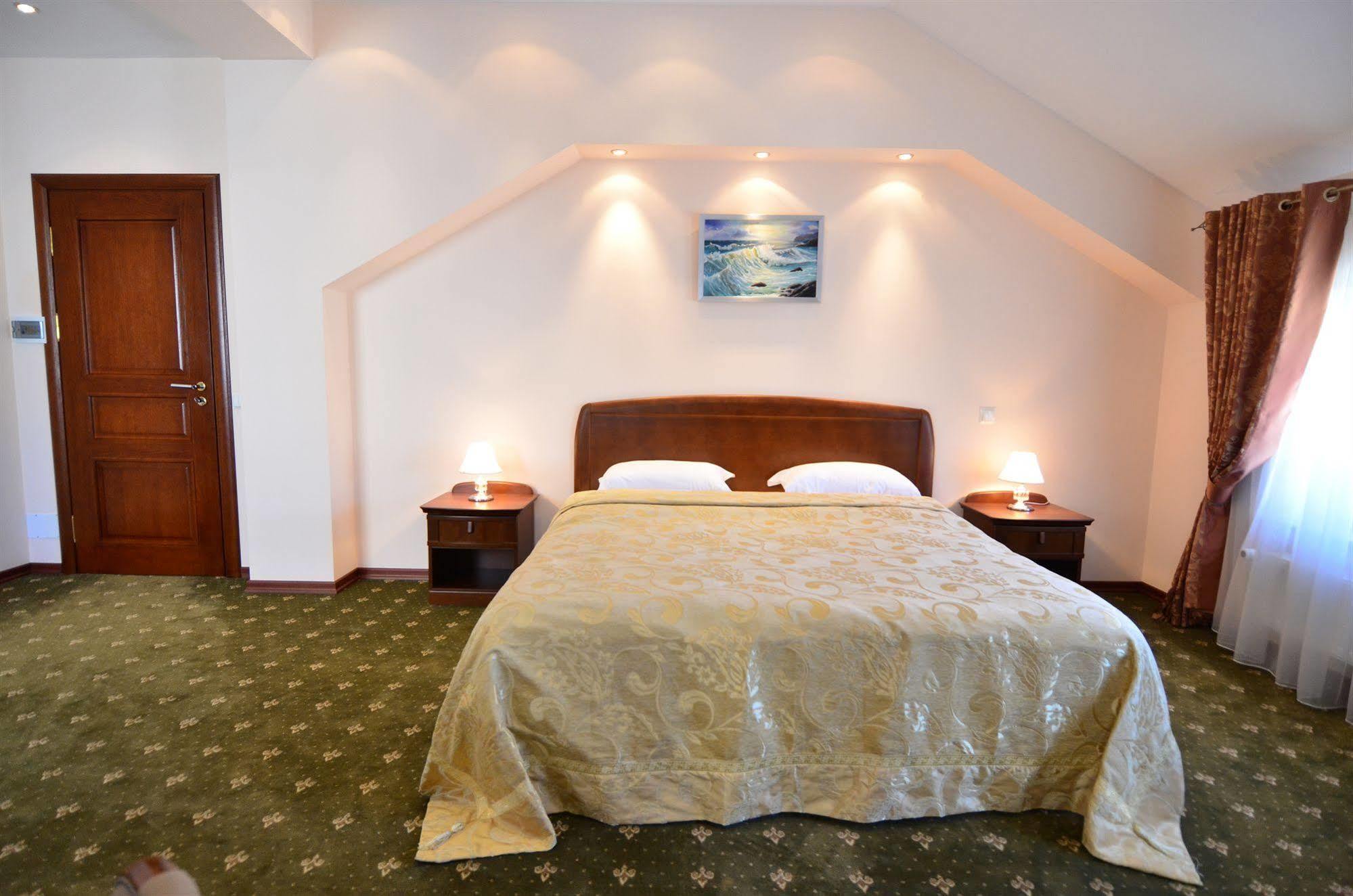 Platinum Hotel คีชีเนา ภายนอก รูปภาพ