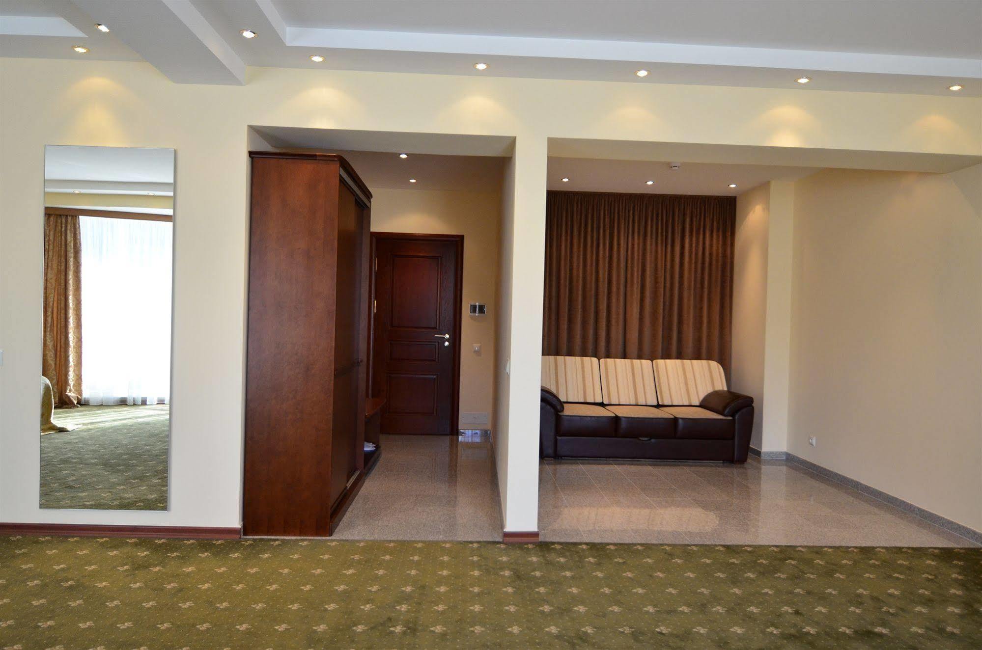 Platinum Hotel คีชีเนา ภายนอก รูปภาพ